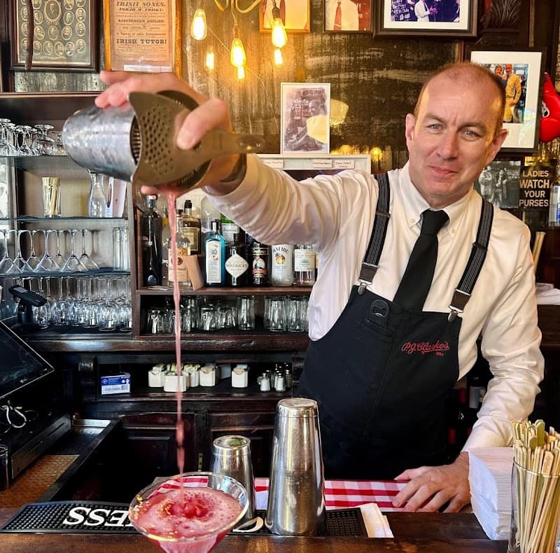 Mad Men's Favorite Old-School Manhattan Watering Hole